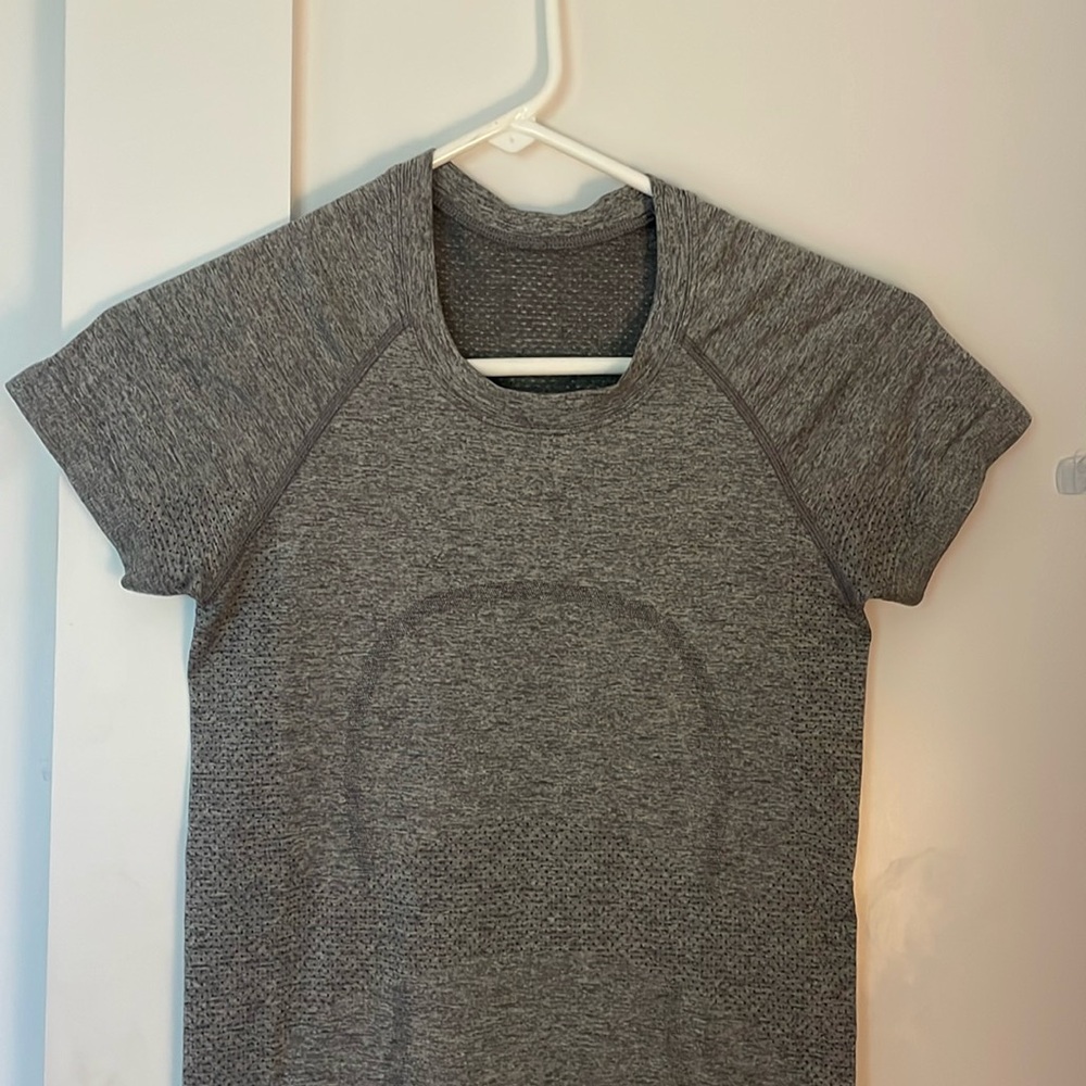 Women’s lululemon swiftly tech short sleeve
Shirt 2.0 hip length slate/white